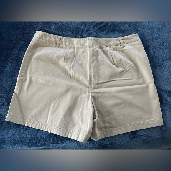 Ann Taylor Loft Khaki Front-Pocket Shorts | Size 14 - Picture 4 of 6